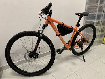 İdman velosipedləri: Məhsul: Dağ velosipedi – Specialized markası, parlaq narıncı rəng