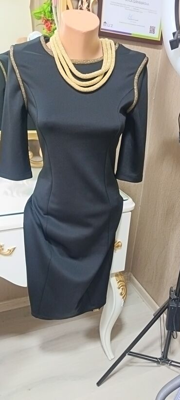 Ziyafət donları: Qırmızı don - Rəng: parlaq qırmızı - Dizayn: dördkünc dekolte, ön — 17