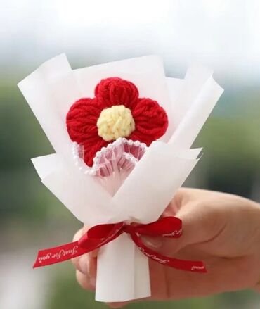 kəpənəkli gül buketi: Mini buket – əl işi toxunma çiçək - Çiçək: qırmızı iplə toxunmuş beş