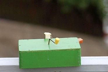 Figure: Medvedi seku drvo stara mehanička drvena igračka. Stara drvena igračka — 10