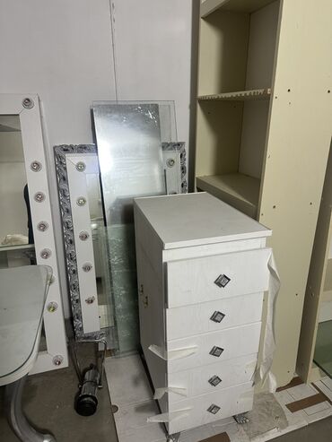 Salon, tibbi mebel dəsti: Gözəllik/saç salonu üçün mebel dəsti Tərkib: - Vizaj masası: geniş — 6