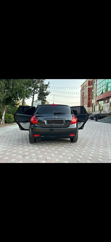 kia ceed 2010 universal: Kia Ceed hetçbek kuzalı avtomobil. Qara rəngdədir və 5 qapılı kuzova — 9