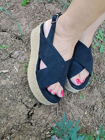 croks papuce: Ženske platform sandale sa pertlama od jute - Boja gornjišta: crna - — 1