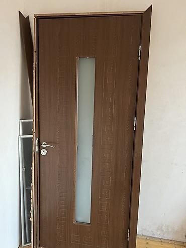 Ev və bağ: Otaq qapısı – taxta teksturalı, tünd qəhvəyi rəng. Ön səthdə oyma — 3