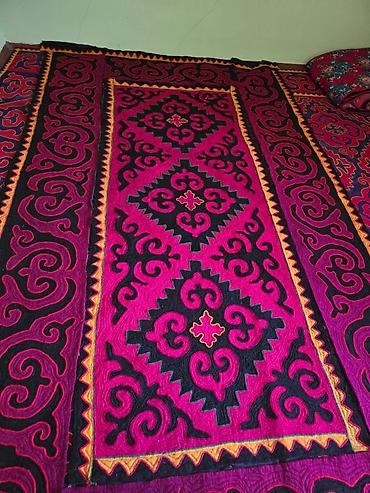 Традиционный войлочный ковёр (сузане/ала-кийиз) с ручной аппликацией и