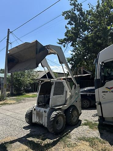 мини бульдозер: Мини-погрузчик (Skid Steer) с ковшом Описание: - Компактный колесный — 2