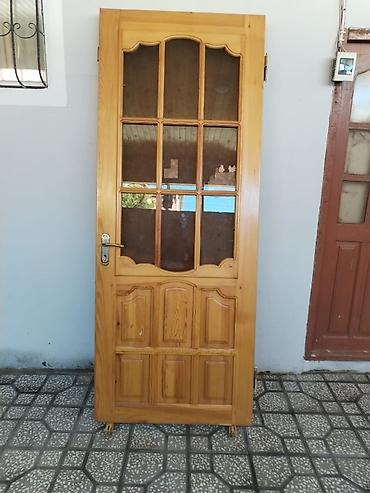 zal qapıları: Taxta iç qapı - Material: təbii ağac (şam teksturası görünür), laklı — 1