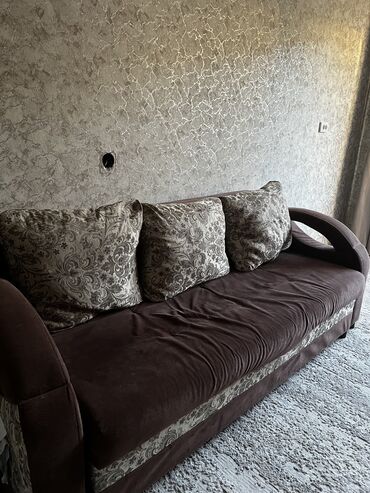стол с диваном: Диван-кровать, цвет - Коричневый, Б/у