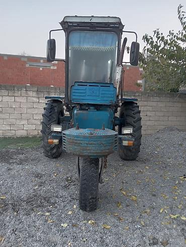 kia ceed arxa stop: Mavi rəngli təkönlü (3 təkərli) kabinəli traktor və qoşqu — 2