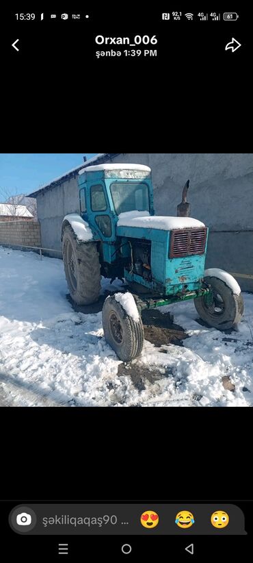 Traktorlar: Mavi rəngli MTZ tipli traktor, kabinalı. Ön hissədə baca/egzoz və — 1