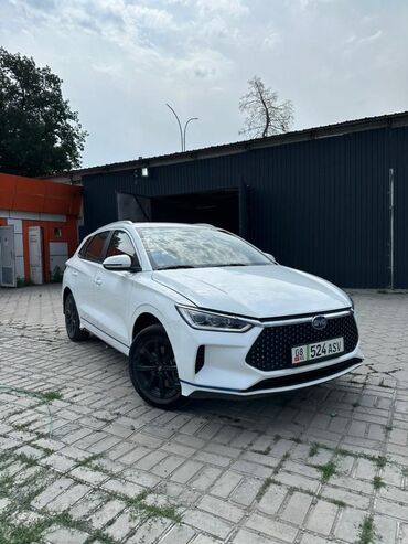 byd машина электромобиль: Белый кроссовер BYD с обтекаемым дизайном кузова и черными дисками