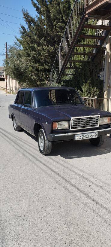 opel maşın: VAZ 2107 sedan - Kuzov: 4 qapılı sedan, tünd bənövşəyi/rəngli. -