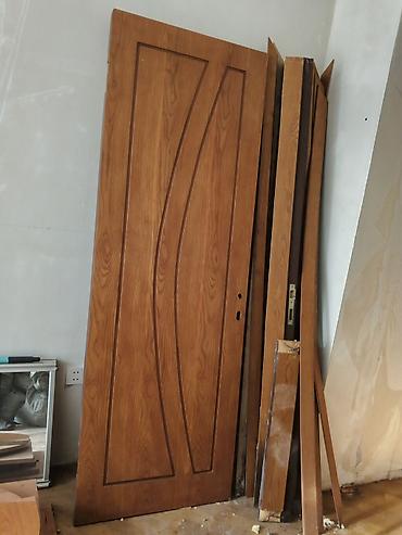 2 ədəd səliqəli, işlənmiş taxta qapıdır. Biri 210*80 sm ölçüdə