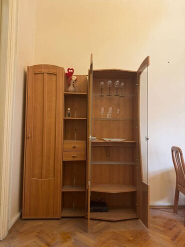 işlenmiş mebeler: Şüşəli şkaf – yaxşı vəziyyətdə, münasib qiymətə! Material: taxta və