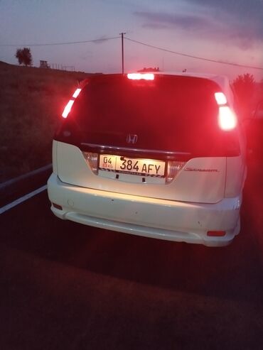 машины аварийные: Белый минивэн Honda Stream с открытым багажником и задними дверями