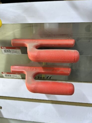 Шланги: Две гладилки для штукатурки марки Kraft Tool Co. с ручками оранжевого