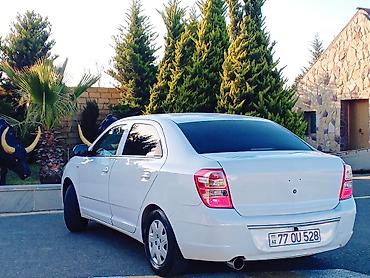 qaz: Chevrolet Cobalt, ağ rəng, sedan kuzov. Buraxılış 2031 ə kimi var — 2