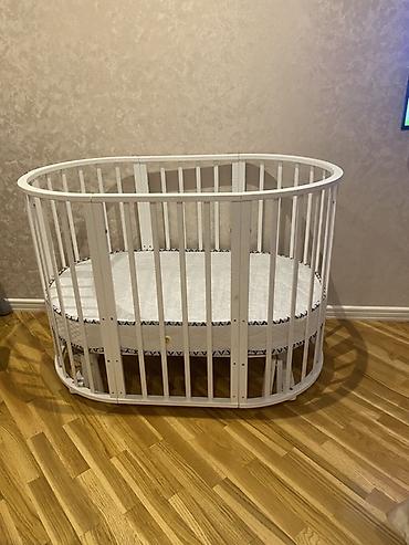 Beşiklər: Oval formalı ağ uşaq beşiyi və ortopedik döşəkcə dəsti. Dəst: beşik + — 1