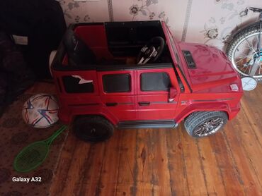 Uşaqlar üçün hazırlanmış qırmızı rəngli minik avtomobili, real