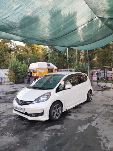 продажа авто kg: Honda Fit: 2011 г., 1.5 л, Автомат, Бензин, Хэтчбэк