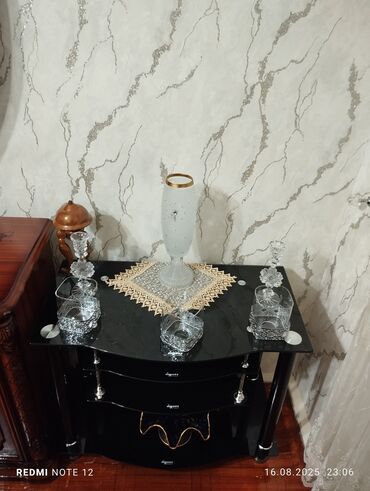 işlenmiş divan: Şüşədən səliqəli televizor altlığı. Şirvan şəhərində yerləşir