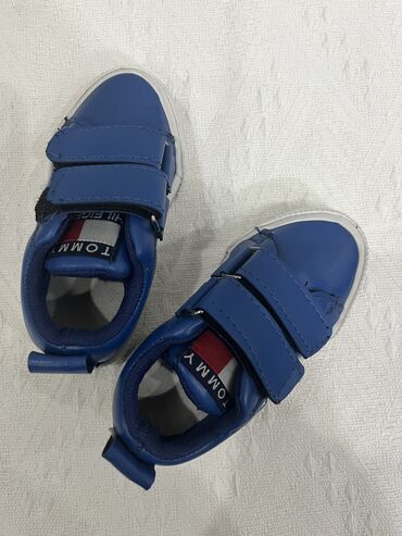 Детская обувь: Кроссовки новые. (На подошве не грязь, а клей обуви ) . Синий цвет