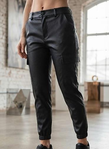 kengurovo blago platforma: Ženske pantalone od eko kože – cargo/jogger kroj - Boja: crna - — 1