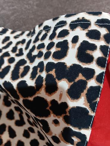 Ženske pantalone sa leopard printom i crvenim bočnim trakama - Model — 6
