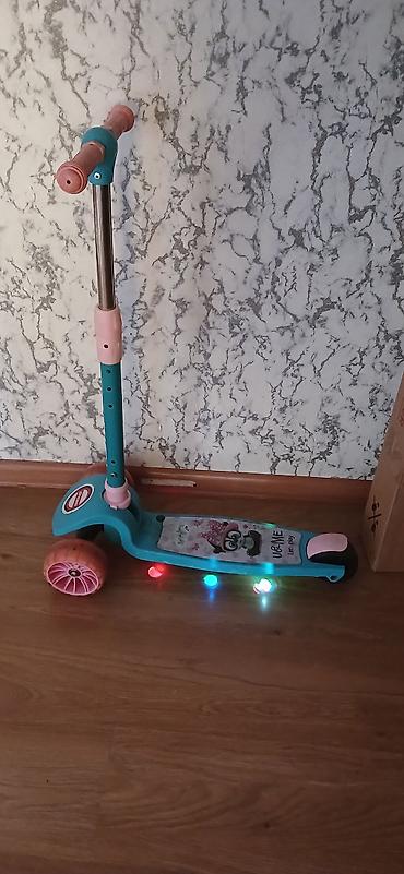 drift car elektrikli scooter: Uşaq skuterı – 3 təkərli, işıqlı - Rəng: mavi/çəhrayı - Üç təkərli — 3