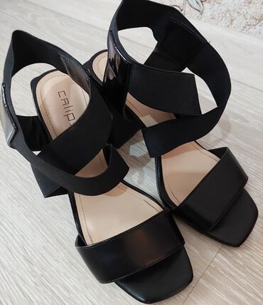 7 пар обуви: Туфли Calypso, 37, цвет - Черный