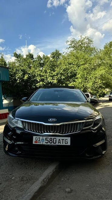 киа optima: Автомобиль Kia Optima с просторным салоном, отделанным черной кожей