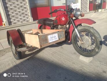 Yan qoşqulu qırmızı rəngli "İj" markalı motosiklet. Motosikletin ön
