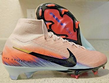 новые ролики: Футбольные бутсы Nike Mercurial Superfly из линейки Nike United — 1