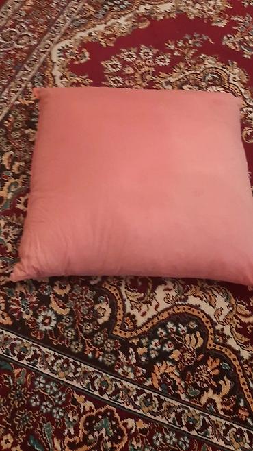 xalca üzlüyü: Kvadrat formanı xatırladan, yumşaq və iri ölçülü dekorativ/istirahət — 1