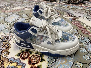 new balance 2002r бишкек: 3900 сом 39 размер 
Не смотря на низкую цену качество 10/10