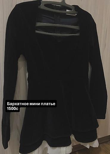 Бархатное мини-платье в чёрном цвете. Модель с длинными рукавами и