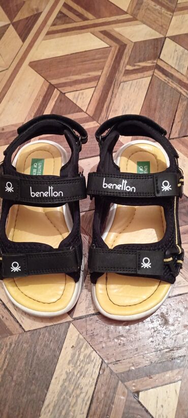 Uşaq ayaqqabıları: Benetton az işlənmiş yeni kimi