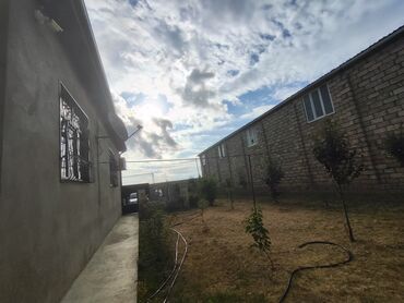 mərdəkanda həyət evləri: Torpaq sahəsində yerləşən, yaşayış üçün yararlı ev satılır. Evin
