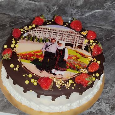 Кондитерские изделия, сладости: Праздничный торт круглой формы, украшенный шоколадной глазурью и