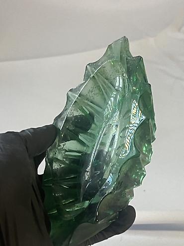 sam qabi: Yaşıl şüşədən dekorativ qab - Material: qalın, yarı-şəffaf yaşıl şüşə — 3
