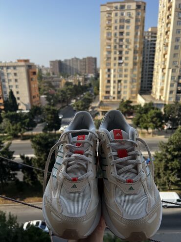 dikdaban ayaqqabı: ADIDAS SPIRITAIN 2000 SHOES.Bir dəfə geyinilib,ölçüsü kiçik olduğu