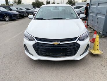 той машина: Белый седан Chevrolet Onix с современным дизайном, оснащенный черной