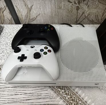 PS4 (Sony Playstation 4): Xbox one s 1TB 2 pult ilə biri ağ biri qara, qara pult problemsiz