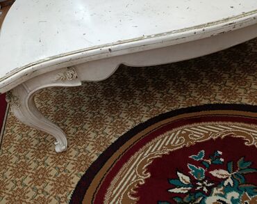 мебель для кафе бишкек: Низкий столик в классическом стиле. Очень прочный сделано из дерева