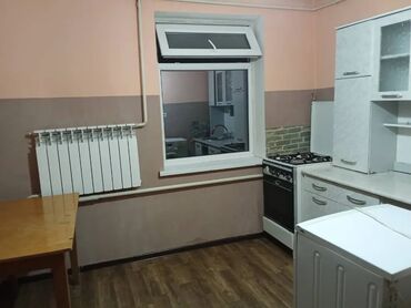 пол дом рабочий городок: 40 кв. м, 1 бөлмө, Жылытылган, Брондолгон эшиктер, Евроремонт