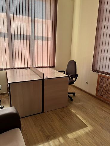 Коммерциялык кыймылсыз мүлктү ижарага берүү: Ижарага Кеңсе бөлмөсү: 10 м², Административдик имаратта, Ремонту менен, Биринчи катар, Өзүнчө кире бериши менен, Унаа токтотуучу жай менен — 3