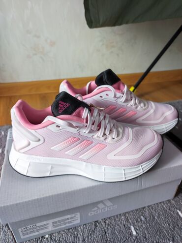 adidas женские: Кроссовки Adidas оригинал новые из Европы размер 37 немного маломерят