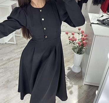 victor jeans: Элегантное платье с белым съёмным воротником, акцентной талией и — 2