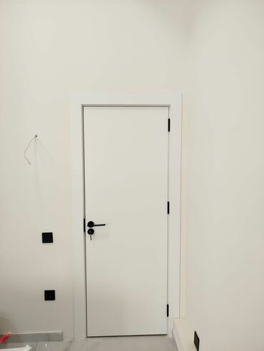 tek matraslar: Ağ rəngli interyer qapısı - Minimalist dizayn: hamar səth, klassik ağ