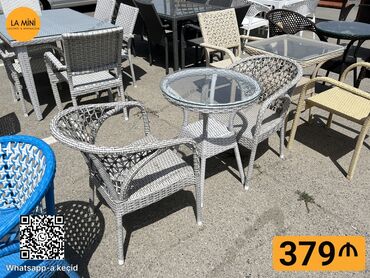 стол и стулья для дачи: Bu dəstə şüşə üstlü, dairəvi masa və iki rattan üslublu kreslo